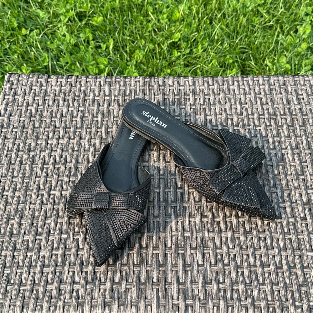 Elegant Black Mules with Pointed Toe and Knotted Detail
